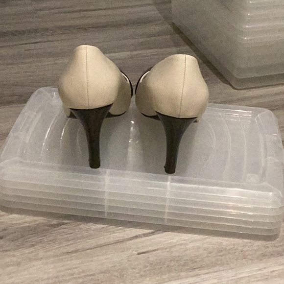 Cream and black high heels - Picture 4 of 4